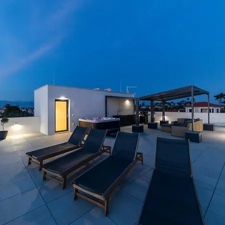 Apartment Aqua Blue By Belmont Realty *