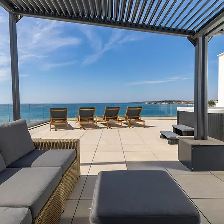 Apartment Aqua Blue By Belmont Realty *